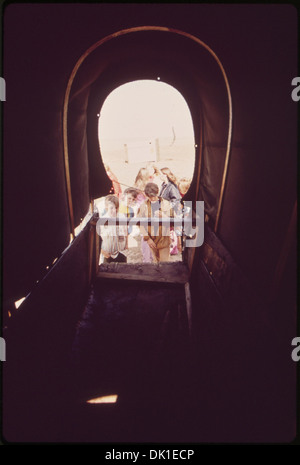 Les élèves participent à une reconstitution historique dans un wagon couvert au Plains conservation Center, qui fait partie du système scolaire Aurora, offrant des expériences éducatives sur la vie des pionniers. Banque D'Images