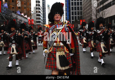 Vancouver, Canada. 1er décembre 2013. Les membres du Commandement Provincial de la C.-B. Color Guard prendre part à la Parade du Père Noël à Vancouver, Canada le 1 décembre 2013. Le 10e défilé annuel a attiré plus de 300 000 spectateurs et 3 800 participants avec 300 bénévoles comme une pré-visite de Noël dans les rues de Vancouver. (Xinhua/Sergei Bachlakov/Alamy Live News) Banque D'Images