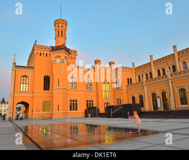 Fille jouant avec une fontaine en face de la gare principale, Wroclaw, Pologne Banque D'Images