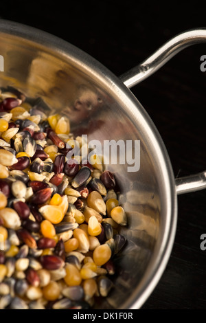 Photographie couleur couleur des grains de maïs dans un bol. Banque D'Images