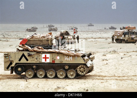 Les véhicules médicaux de l'armée britannique de la 7e Brigade Royal Scots, 1ère division blindée britannique, positionnée au nord de l'Saudi-Iraq frontière pendant l'opération Tempête du désert, le 28 février 1991 en Iraq. Dans l'avant-plan est un blindé FV-432. Banque D'Images