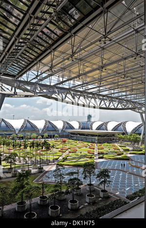 Vue extérieure et de l'acier de la structure du toit détail de l'aéroport de Suvarnabhumi, à Bangkok, Thaïlande Banque D'Images