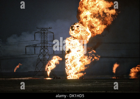 Avis de flamboyant des puits de pétrole dans le sillage de l'opération Tempête du désert, le 21 mars 1991 dans les champs de pétrole, le Koweït Ahman. Les puits ont été incendiés par les forces iraquiennes avant qu'ils aient été chassés de la région par la force de la coalition. Banque D'Images