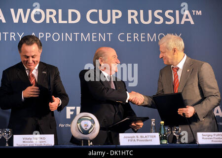 Jan 23, 2011 - Saint-Pétersbourg, Russie - le président de la FIFA Joseph Blatter (C) le président de l'Union Européenne de Football Russe Sergei FURSENKO (R) et Vitaly MUTKO (L) Ministre des Sports de la Russie lors de la cérémonie de nomination du pays hôte à Moscou que la Russie accueillera la Coupe du Monde 2018. (Crédit Image : © PhotoXpress/ZUMAPRESS.com) Banque D'Images