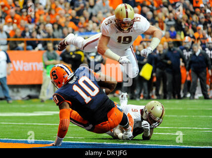 Syracuse, New York, USA. 1er décembre 2013. 30 novembre 2013 - Syracuse, New York, USA - 30 novembre 2013 : Orange Syracuse quarterback Terrel Hunt # 10 plongées dans la zone des buts pour un touché en face de Boston College Eagles arrière défensif Dominique Williams # 9 et en vertu de l'arrière défensif Sean Sylvia # 19 pendant la première moitié d'un match de football entre les NCAA Boston College Eagles et le Syracuse Orange à la Carrier Dome à Syracuse, New York. Syracuse défait Boston College 34-31. Barnes riche/CSM/Alamy Live News Banque D'Images