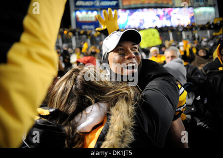 Le 23 janvier 2011 - Pittsburgh, Pennsylvanie, États-Unis - Pittsburgh Steelers le receveur Hines Ward (86) hugs un ventilateur après le saut dans les stands après la défaite des Steelers les jets dans l'AFC Championship match au stade Heinz Field de Pittsburgh, PA...défaite des Steelers les Jets 24-19 pour gagner le championnat de la Division AFC (crédit Image : © Dean Beattie/global/ZUMAPRESS.com) Southcreek Banque D'Images