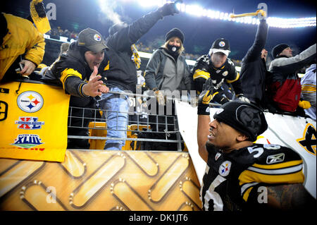 Le 23 janvier 2011 - Pittsburgh, Pennsylvanie, États-Unis - Pittsburgh Steelers linebacker LaMarr Woodley (56) permet aux fans de fives après les Steelers a vaincu les jets dans l'AFC Championship match au stade Heinz Field de Pittsburgh, PA...défaite des Steelers les Jets 24-19 pour gagner le championnat de la Division AFC (crédit Image : © Dean Beattie/global/ZUMAPRESS.com) Southcreek Banque D'Images