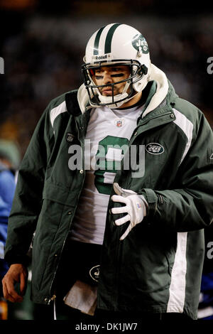 Le 23 janvier 2011 - Pittsburgh, Pennsylvanie, États-Unis - New York Jets quarterback Mark Sanchez (6) essaie de rester au chaud dans le quatrième trimestre, les Steelers prendre sur les Jets dans l'AFC Championship match au stade Heinz Field de Pittsburgh, PA...défaite des Steelers les Jets 24-19 pour gagner le championnat de la Division AFC (crédit Image : © Dean Beattie/global/ZUMAPRESS.com) Southcreek Banque D'Images