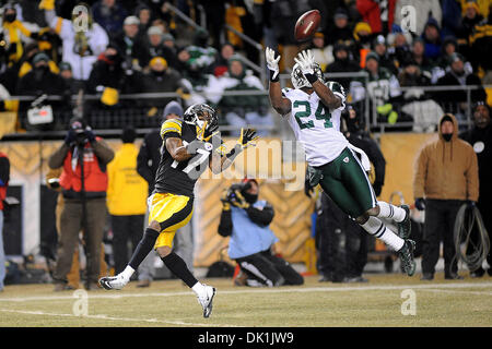 Le 23 janvier 2011 - Pittsburgh, Pennsylvanie, États-Unis - New York Jets Darrelle Revis évoluait (24) a presque une interception d'une passe destinée à Pittsburgh Steelers receveur Mike Wallace (17) dans le deuxième trimestre, les Steelers prendre sur les Jets dans l'AFC Championship match au stade Heinz Field de Pittsburgh, PA...défaite des Steelers les Jets 24-19 pour gagner le championnat de la Division AFC Banque D'Images