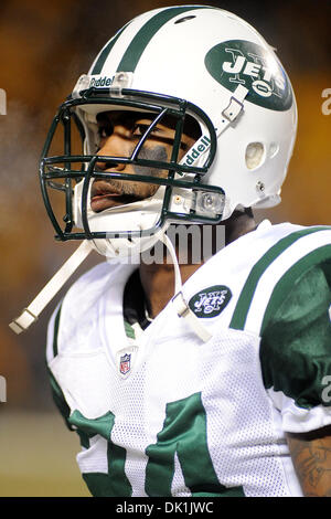 Le 23 janvier 2011 - Pittsburgh, Pennsylvanie, États-Unis - New York Jets Darrelle Revis évoluait (24) sur le terrain avant le match que les Steelers prendre sur les Jets dans l'AFC Championship match au stade Heinz Field de Pittsburgh, PA...défaite des Steelers les Jets 24-19 pour gagner le championnat de la Division AFC (crédit Image : © Dean Beattie/global/ZUMAPRESS.com) Southcreek Banque D'Images