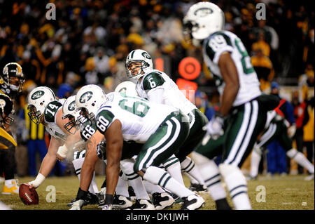 Le 23 janvier 2011 - Pittsburgh, Pennsylvanie, États-Unis - New York Jets quarterback Mark Sanchez (6) donne sur la formation des Steelers au premier trimestre comme les Steelers prendre sur les Jets dans l'AFC Championship match au stade Heinz Field de Pittsburgh, PA...défaite des Steelers les Jets 24-19 pour gagner le championnat de la Division AFC (crédit Image : © Dean Beattie/global/ZUMAPRESS.com) Southcreek Banque D'Images