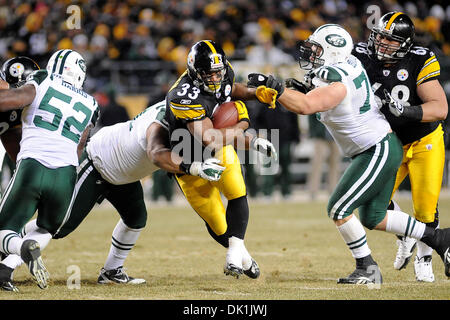 Le 23 janvier 2011 - Pittsburgh, Pennsylvanie, États-Unis - Pittsburgh Steelers running back Isaac Redman (33) exploite l'écart entre les Jets de New York Sione Pouha attaquer défensives (91) et New York Jets défensive fin Mike DeVito (70) dans le deuxième trimestre, les Steelers prendre sur les Jets dans l'AFC Championship match au stade Heinz Field de Pittsburgh, PA...défaite des Steelers les Jets 24-19 pour gagner l'un Banque D'Images