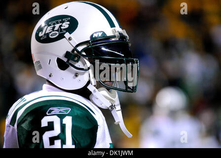 Le 23 janvier 2011 - Pittsburgh, Pennsylvanie, États-Unis - New York Jets en marche arrière LaDainian Tomlinson (21) durant la chaude jeu ups comme les Jets préparez-vous à prendre sur les Steelers dans l'AFC Championship match au stade Heinz Field de Pittsburgh, PA...défaite des Steelers les Jets 24-19 pour gagner le championnat de la Division AFC (crédit Image : © Dean Beattie/global/ZUMAPRESS.com) Southcreek Banque D'Images