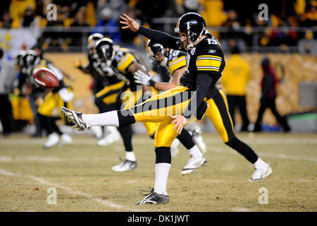 Le 23 janvier 2011 - Pittsburgh, Pennsylvanie, États-Unis - Pittsburgh Steelers punter Jeremy Kapinos (13) plates le ballon au quatrième trimestre, les Steelers prendre sur les Jets dans l'AFC Championship match au stade Heinz Field de Pittsburgh, PA...défaite des Steelers les Jets 24-19 pour gagner le championnat de la Division AFC (crédit Image : © Dean Beattie/global/ZUMAPRESS.com) Southcreek Banque D'Images