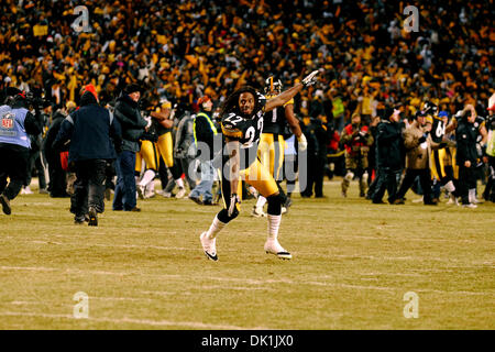 Le 23 janvier 2011 - Pittsburgh, Pennsylvanie, États-Unis - Pittsburgh Steelers William évoluait Gay (22) fait comme un avion dans la célébration après la défaite des Steelers les jets dans l'AFC Championship match au stade Heinz Field de Pittsburgh, PA...défaite des Steelers les Jets 24-19 pour gagner le championnat de la Division AFC (crédit Image : © Dean Beattie/global/ZUMAPRESS.com) Southcreek Banque D'Images