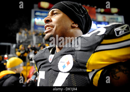 Le 23 janvier 2011 - Pittsburgh, Pennsylvanie, États-Unis - Pittsburgh Steelers linebacker LaMarr Woodley (56) sourire après le jeu comme les Steelers a vaincu les jets dans l'AFC Championship match au stade Heinz Field de Pittsburgh, PA...défaite des Steelers les Jets 24-19 pour gagner le championnat de la Division AFC (crédit Image : © Dean Beattie/global/ZUMAPRESS.com) Southcreek Banque D'Images