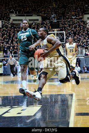 Le 23 janvier 2011 - West Lafayette, Indiana, États-Unis d'Amérique - Purdue's Jr G Lewis Jackson (23) lecteurs passé Michigan State's Derrick Nix (25) dans le match entre l'État du Michigan et de Purdue à Mackey Arena à West Lafayette. Purdue a gagné le match 86-76. (Crédit Image : © Sandra Ducs/ZUMAPRESS.com) Southcreek/mondial Banque D'Images