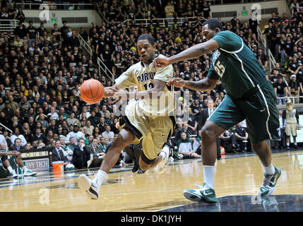Le 23 janvier 2011 - West Lafayette, Indiana, États-Unis d'Amérique - Purdue est si G Kelsey Barlow (12) lecteurs passé Michigan State's Derrick Nix (25)dans le jeu entre Michigan State et de Purdue à Mackey Arena à West Lafayette. Purdue a gagné le match 86-76. (Crédit Image : © Sandra Ducs/ZUMAPRESS.com) Southcreek/mondial Banque D'Images