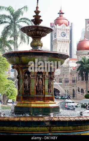 Fontaine de la reine Victoria, Merdeka Square, et Sultan Abdul Samad building, Kuala Lumpur, Malaisie Banque D'Images