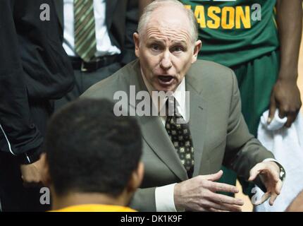 24 janvier 2011 - Newark, Delaware, United States of America - George Mason entraîneur en chef Jim Larranaga dans the huddle pendant un délai de mise en place de la Mason joue pour ses joueurs de fonctionner après le délai d'expiration. George Mason bat California 69-49 à la Bob Carpenter Center de Newark Delaware lundi soir. (Crédit Image : © Saquan Stimpson/global/ZUMAPRESS.com) Southcreek Banque D'Images