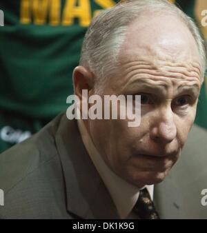 24 janvier 2011 - Newark, Delaware, United States of America - George Mason entraîneur en chef Jim Larranaga dans the huddle pendant un délai de mise en place de la Mason joue pour ses joueurs de fonctionner après le délai d'expiration. George Mason bat California 69-49 à la Bob Carpenter Center de Newark Delaware lundi soir. (Crédit Image : © Saquan Stimpson/global/ZUMAPRESS.com) Southcreek Banque D'Images