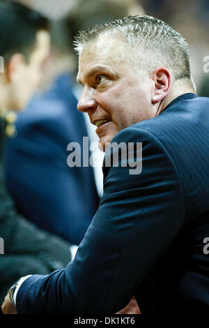 25 janvier 2011 - Toledo, Ohio, États-Unis d'Amérique - Toledo première ans entraîneur en chef au cours de l'action jeu Tod Kowalczyk. Les Falcons de Bowling Green a défait le Toledo Rockets 70-64 à Savage Arena à Toledo, Ohio. (Crédit Image : © Scott Grau/ZUMAPRESS.com) Southcreek/mondial Banque D'Images