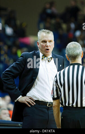 25 janvier 2011 - Toledo, Ohio, États-Unis d'Amérique - Toledo première ans entraîneur en chef au cours de l'action jeu Tod Kowalczyk. Les Falcons de Bowling Green a défait le Toledo Rockets 70-64 à Savage Arena à Toledo, Ohio. (Crédit Image : © Scott Grau/ZUMAPRESS.com) Southcreek/mondial Banque D'Images