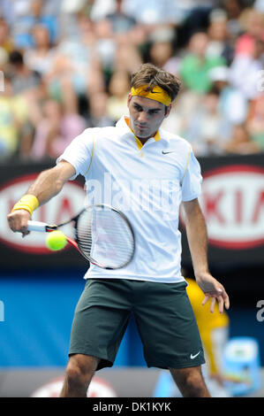 25 janvier 2011 - Melbourne, Victoria, Australie - Roger Federer (SUI) en action lors de son match de quart de finale contre Stanislas Wawrinka (SUI) au jour 9 de l'Open d'Australie 2011 à Melbourne, Australie. (Crédit Image : © basse Sydney/global/ZUMAPRESS.com) Southcreek Banque D'Images