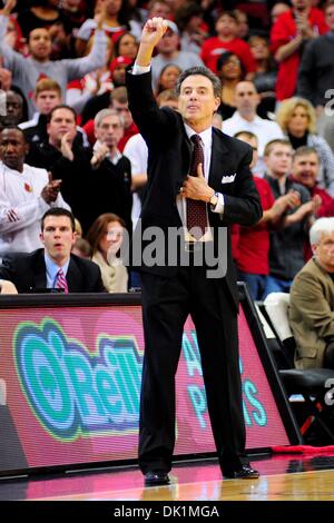 26 janvier 2011 - Louisville, Kentucky, États-Unis d'Amérique - Louisville Cardinals entraîneur-chef Rick Pitino. Louisville Cardinals défait la West Virginia Mountaineers 55-54 au KFC Yum Center de Louisville, Kentucky. (Crédit Image : © Scott Davis/ZUMAPRESS.com) Southcreek/mondial Banque D'Images