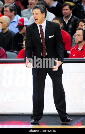 26 janvier 2011 - Louisville, Kentucky, États-Unis d'Amérique - Louisville Cardinals entraîneur-chef Rick Pitino. Louisville Cardinals défait la West Virginia Mountaineers 55-54 au KFC Yum Center de Louisville, Kentucky. (Crédit Image : © Scott Davis/ZUMAPRESS.com) Southcreek/mondial Banque D'Images