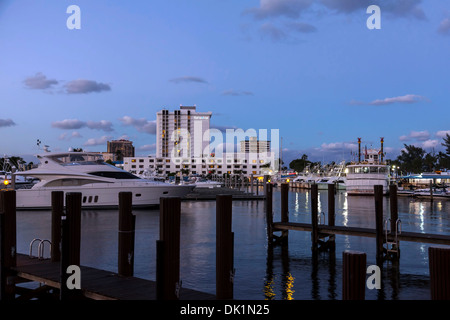 Yachts et bateaux amarrés dans la nuit dans la marina de Bahia Mar le long de la plage de Fort Lauderdale en Floride du Sud. Banque D'Images