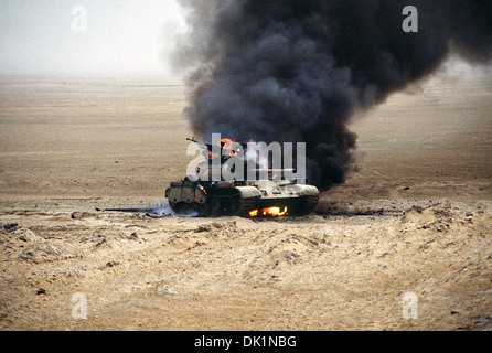 Un Irakien T-55 char de combat principal brûlures après une attaque de la 1ère division blindée britannique durant l'opération Tempête du désert, le 28 février 1991 au Koweït. Banque D'Images