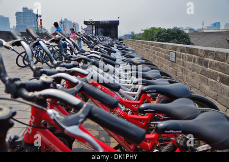 Vélos à louer sur mur de la ville de Xian, Chine Banque D'Images