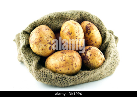 Les pommes de terre en sac de jute isolé sur fond blanc Banque D'Images