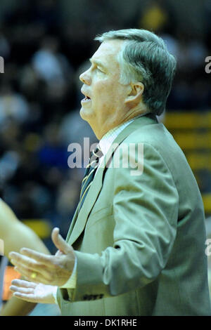 27 janvier 2011 - Berkeley, Californie, États-Unis d'Amérique - Cal l'entraîneur-chef Mike Montgomery exprime la frustration à un appel au cours du jeu de basket-ball de NCAA entre l'Oregon State Beavers et le California Golden Bears à Haas Pavilion. Cal a gagné dans une déroute, 85-57. (Crédit Image : © Matt Cohen/ZUMAPRESS.com) Southcreek/mondial