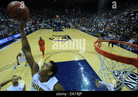 27 janvier 2011 - Berkeley, Californie, États-Unis d'Amérique - California Golden Bears de l'avant Richard Solomon (25) bloque un tir au cours de la jeu de basket-ball de NCAA entre l'Oregon State Beavers et le California Golden Bears à Haas Pavilion. Cal a gagné dans une déroute, 85-57. (Crédit Image : © Matt Cohen/ZUMAPRESS.com) Southcreek/mondial