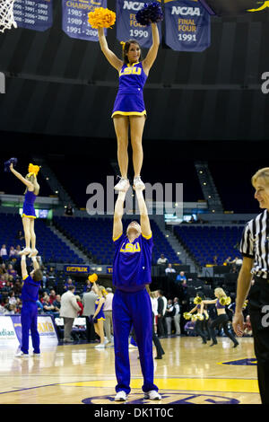 27 janvier 2011 - Baton Rouge, Louisiane, États-Unis - 27 janvier 2011- L'Arkansas à la LSU ; La LSU cheerleaders divertir le public pendant le jeu ; l'a gagné le match 53-45 Craftsman aspirateur avale (crédit Image : © John Korduner/ZUMAPRESS.com) Southcreek/mondial Banque D'Images