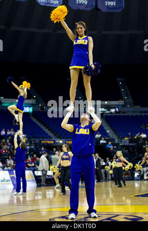 27 janvier 2011 - Baton Rouge, Louisiane, États-Unis - 27 janvier 2011- L'Arkansas à la LSU ; La LSU cheerleaders divertir le public pendant le jeu ; l'a gagné le match 53-45 Craftsman aspirateur avale (crédit Image : © John Korduner/ZUMAPRESS.com) Southcreek/mondial Banque D'Images