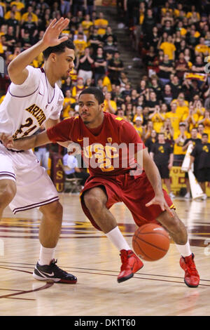 27 janvier 2011 - Tempe, Arizona, États-Unis d'Amérique - Garde côtière canadienne USC Júlio Fontan (2) entraîne l'état de l'Arizona Trent garde passé Lockett (24) au cours de la première moitié du match entre l'USC et l'Arizona State University à la Wells Fargo Arena. L'USC a vaincu de l'Université Arizona State 63-61. (Crédit Image : © Chris Pondy/global/ZUMAPRESS.com) Southcreek Banque D'Images