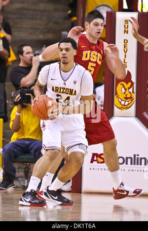 27 janvier 2011 - Tempe, Arizona, États-Unis d'Amérique - USC Nikola Vucevic en avant (5) défend le panier contre la garde de l'état de l'Arizona Trent Lockett (24) au cours de la première moitié du match de basket-ball entre l'USC et l'Arizona State University à la Wells Fargo Arena. L'USC a vaincu de l'Université Arizona State 63-61. (Crédit Image : © Chris Pondy/global/ZUMAPRESS.com) Southcreek Banque D'Images