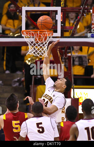 27 janvier 2011 - Tempe, Arizona, États-Unis d'Amérique - Garde côtière de l'état de l'Arizona Trent Lockett (24) conseils dans un panier au cours de la première moitié du match de basket-ball entre l'USC et l'Arizona State University à la Wells Fargo Arena. L'USC a vaincu de l'Université Arizona State 63-61. (Crédit Image : © Chris Pondy/global/ZUMAPRESS.com) Southcreek Banque D'Images