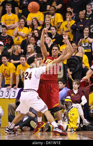 Le 28 janvier 2011 - Tempe, Arizona, États-Unis d'Amérique - l'avant de l'USC Garrett Jackson (33) passe le ballon sur la tête de la garde de l'état de l'Arizona Trent Lockett (24) au cours de la seconde moitié du match de basket-ball entre l'USC et l'Arizona State University à la Wells Fargo Arena. L'USC a gagné le CIP-10 se rencontreront à l'Université d'état de l'Arizona 63-61. (Crédit Image : © Chris Pondy/Global Southcreek Banque D'Images