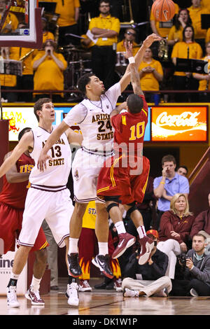 Le 28 janvier 2011 - Tempe, Arizona, États-Unis d'Amérique - Garde côtière de l'état de l'Arizona Trent Lockett (24) bloque le tir de l'USC guard Maurice Jones (10) au cours de la seconde moitié du match de basket-ball entre l'USC et l'Arizona State University à la Wells Fargo Arena. L'USC a gagné le CIP-10 se rencontreront à l'Université d'état de l'Arizona 63-61. (Crédit Image : © Chris Pondy/global/ZUMAPRESS.com) Southcreek Banque D'Images