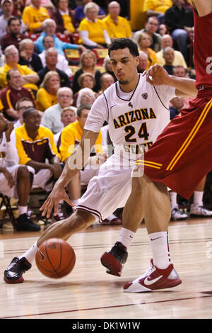Le 28 janvier 2011 - Tempe, Arizona, États-Unis d'Amérique - Garde côtière de l'état de l'Arizona Trent Lockett (24) lecteurs autour d'un défenseur de l'USC au cours de la seconde moitié du match de basket-ball entre l'USC et l'Arizona State University à la Wells Fargo Arena. L'USC a gagné le CIP-10 se rencontreront à l'Université d'état de l'Arizona 63-61. (Crédit Image : © Chris Pondy/global/ZUMAPRESS.com) Southcreek Banque D'Images