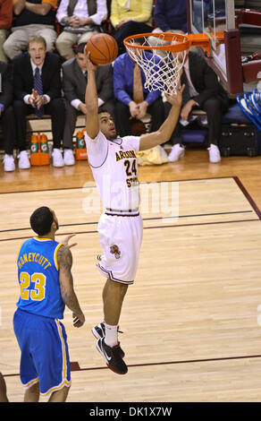 Le 29 janvier 2011 - Tempe, Arizona, États-Unis d'Amérique - Garde côtière de l'état de l'Arizona Trent Lockett (24) va pour un dunk au cours de la première moitié de la PAC-10 se rencontreront entre UCLA et Arizona State University à la Wells Fargo Arena. UCLA a défait l'Université d'Arizona en prolongation 73-72 (crédit Image : © Chris Pondy/global/ZUMAPRESS.com) Southcreek Banque D'Images