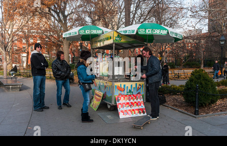 New York, NY - 30 novembre 2013 L'un des deux vendeurs de hot-dog à Washington Square Park. Banque D'Images