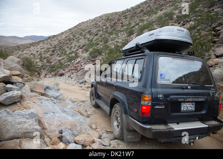 Une Toyota Landcruiser 1993 prend la route de contournement de saules, de Anza Borrego Desert State Park, San Diego County, Californie. Banque D'Images