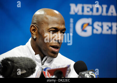 Le 1 février 2011 - Arlington, Texas, United States of America - Green Bay Packers wide receiver Donald Driver (80) répond à des questions au cours de la Journée des médias du Super Bowl de 2011 à Dallas Cowboys Stadium à Arlington, au Texas. (Crédit Image : © Jerome Miron/ZUMAPRESS.com) Southcreek/mondial Banque D'Images