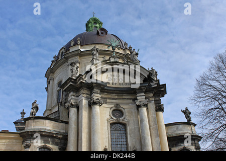 Dôme de l'église dominicaine de Lviv au winter Banque D'Images