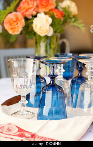 Gobelets d'eau pour buffet sur table avec bouquet de rose Banque D'Images